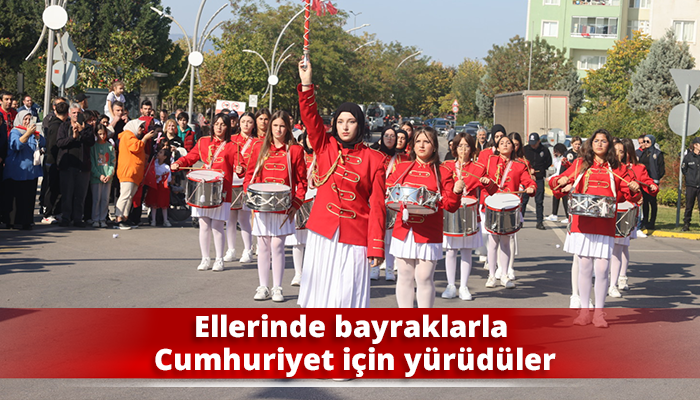 Ellerinde bayraklarla Cumhuriyet için yürüdüler